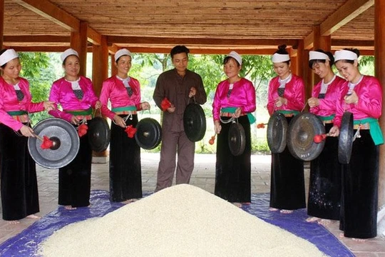 Chỉ với một thiết bị cầm tay có kết nối Internet, du khách có thể trải nghiệm kho video về du lịch và các điểm đến.