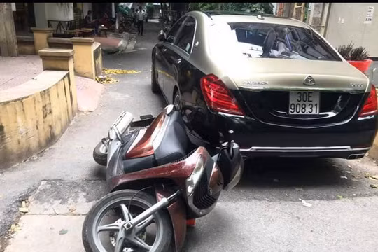 Hiện trường vụ ô tô Maybach 30E-908.31 va chạm giao thông với một người đi xe máy rồi xảy ra xô xát.