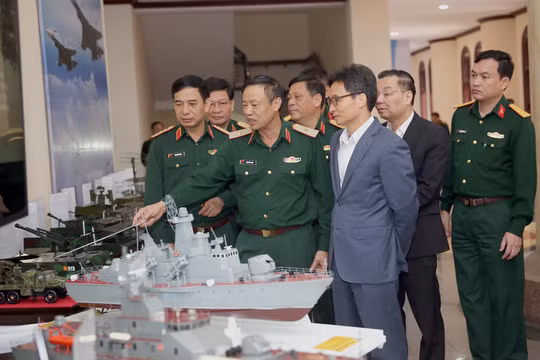 Phó Thủ tướng Vũ Đức Đam tham quan mô hình sản phẩm KHCN trưng bày tại hội nghị. 