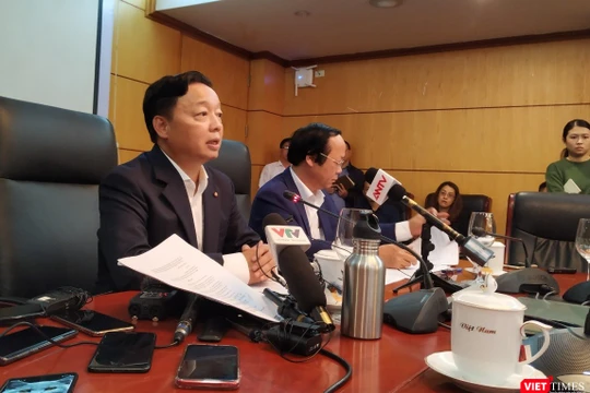 Bộ trưởng Trần Hồng Hà cho rằng, trên cơ sở đánh giá, phân tích nồng độ bụi mịn 5 năm qua cho thấy, các chỉ số bụi mịn có xu hướng gia tăng và đây là tác nhân gây ảnh hưởng trực tiếp, nghiêm trọng đến sức khỏe.