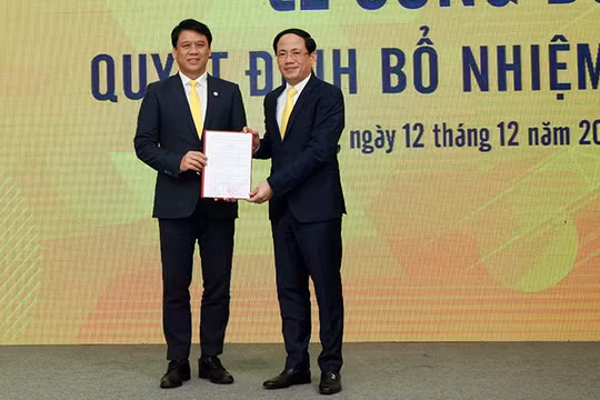 Thứ trưởng Phạm Anh Tuấn (phải) trao quyết định bổ nhiệm Thành viên Hội đồng Thành viên Tổng công ty Bưu điện Việt Nam cho ông Phan Thảo Nguyên.