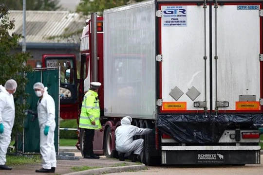 Cảnh sát điều tra làm việc tại hiện trường. Ảnh: Reuters