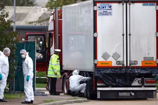 Cảnh sát điều tra làm việc tại hiện trường. Ảnh: Reuters