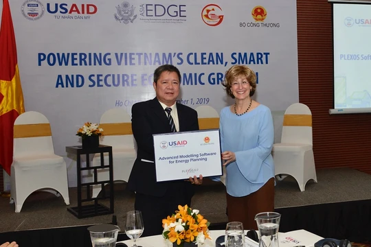 Phó Giám đốc toàn cầu USAID Bonnie Glick trao tặng Bộ Công Thương phần mềm PLEXOS mô phỏng hoạt động vận hành của các nhà máy điện và phần cứng đi kèm.
