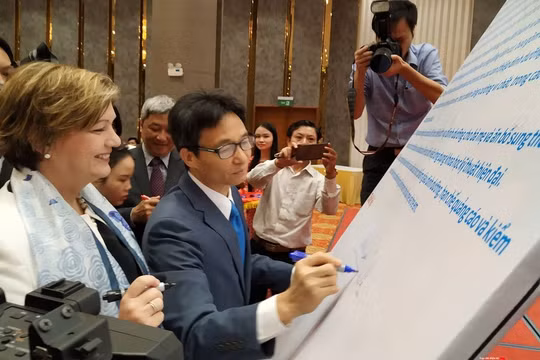 Phó Thủ tướng Chính phủ Vũ Đức Đam là người đầu tiên kí tuyên bố chung.