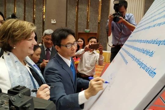 Phó Thủ tướng Chính phủ Vũ Đức Đam là người đầu tiên kí tuyên bố chung.
