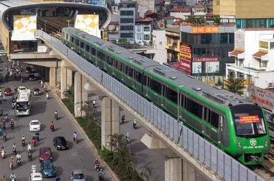 Chủ tịch Nguyễn Đức Chung cho biết, mấy ngày qua, Công ty Vận hành đường sắt đô thị Hà Nội đã vận hành chạy 5 ngày liền. Sau chạy thử 20 ngày thì mới nghiệm thu.