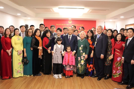 Thủ tướng và phu nhân thăm hỏi bà con kiều bào và gặp gỡ các trí thức trẻ Việt Nam tại Hàn Quốc.