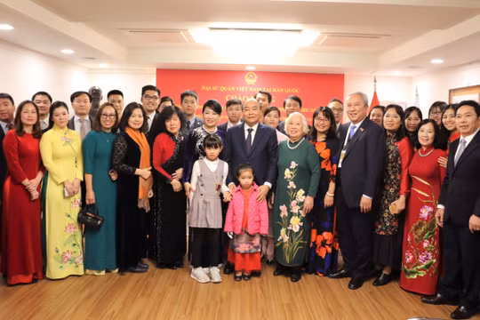 Thủ tướng và phu nhân thăm hỏi bà con kiều bào và gặp gỡ các trí thức trẻ Việt Nam tại Hàn Quốc.