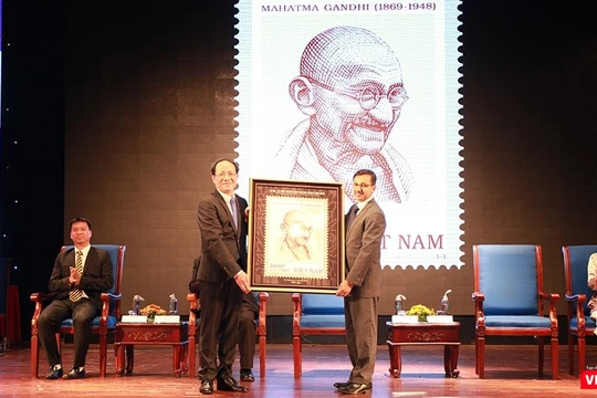 Thứ trưởng Phạm Anh Tuấn thay mặt Bộ TT&TT Việt Nam tặng Đại sứ quán Ấn Độ bức tranh phóng bộ tem.