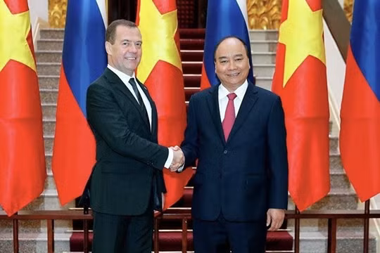 Thủ tướng Nguyễn Xuân Phúc đón Thủ tướng Dmitry Medvedev trong chuyến thăm chính thức Việt Nam, tháng 11.2018. Ảnh: Sputnik.