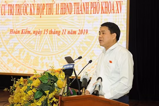 Chủ tịch Hà Nội Nguyễn Đức Chung phát biểu tại buổi tiếp xúc cử tri. 