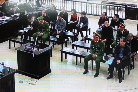 Bị cáo Nguyễn Bắc Son nghe LS. bào chữa công bố nội dung lá đơn của gia đình nói về việc thực hiện tâm nguyện khắc phục hậu quả.