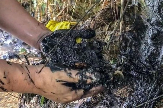 Lượng lớn dầu thải đổ xuống đầu nguồn nước sạch sông Đà đã khiến 300.000 hộ gia đình Hà Nội "chao đảo" vì thiếu nước sạch sinh hoạt.