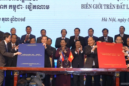 Hai Thủ tướng chứng kiến lễ ký Phụ lục bản đồ đính kèm Nghị định thư phân giới cắm mốc biên giới trên đất liền giữa Việt Nam và Campuchia.