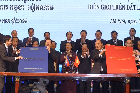 Hai Thủ tướng chứng kiến lễ ký Phụ lục bản đồ đính kèm Nghị định thư phân giới cắm mốc biên giới trên đất liền giữa Việt Nam và Campuchia.