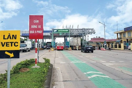 Theo Bộ GTVT, vướng mắc lớn nhất hiện nay của dự án là doanh thu hoàn vốn cho dự án ETC không như dự kiến ban đầu do tiến độ ký hợp đồng dịch vụ, trích doanh thu còn chậm.