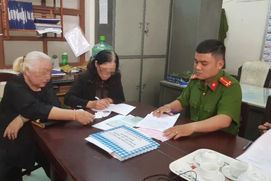 Nạn nhân bị lừa đảo qua điện thoại trình báo tại cơ quan Công an.