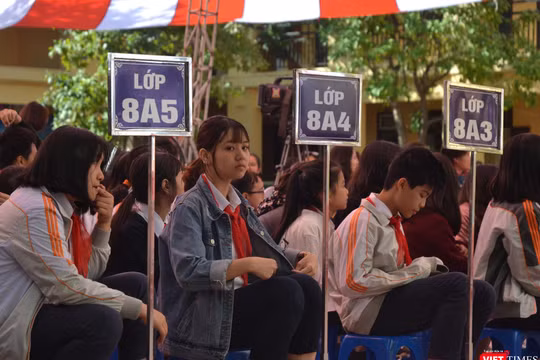 Các em học sinh trường THCS Thành Công (Hà Nội) trong buổi phát động cuộc thi Viết thư quốc tế do Liên minh Bưu chính Quốc tế (UPU) lần thứ 49.