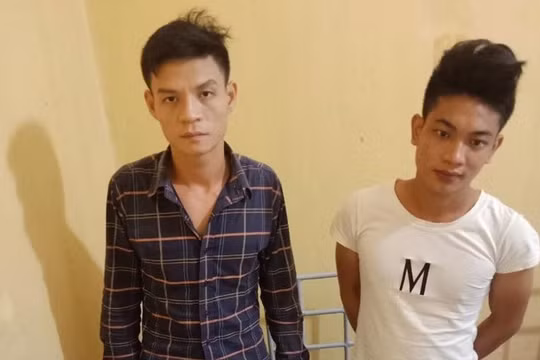 Hai đối tượng Bùi Văn Tưởng, Nguyễn Huy Chiến tại Công an huyện Bình Xuyên.