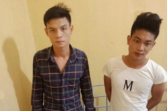 Hai đối tượng Bùi Văn Tưởng, Nguyễn Huy Chiến tại Công an huyện Bình Xuyên.