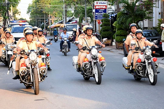 Trên các lĩnh vực giao thông đường bộ, đường sắt, đường thủy, CSGT tập trung lực lượng tuần tra kiểm soát, xử lý nghiêm các hành vi vi phạm trật tự an toàn giao thông.