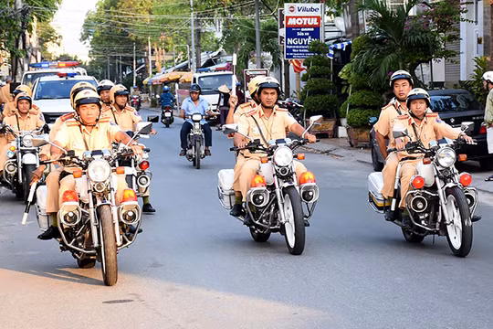 Trên các lĩnh vực giao thông đường bộ, đường sắt, đường thủy, CSGT tập trung lực lượng tuần tra kiểm soát, xử lý nghiêm các hành vi vi phạm trật tự an toàn giao thông.