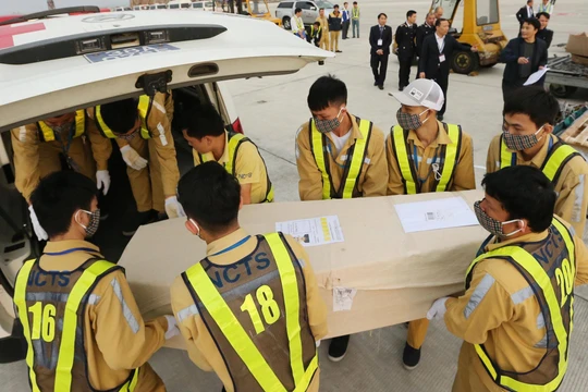 Sau khi hạ cánh đại diện các tỉnh Nghệ An, Hà Tĩnh và Quảng Bình đã tiếp nhận các thi hài, đưa về mai táng. Ảnh: Bộ Ngoại giao.