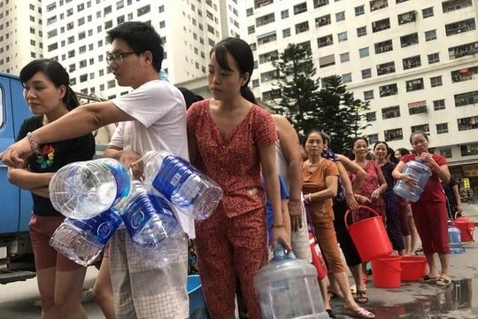 Hơn 10 ngày nay, hàng vạn người dân Hà Nội hoang mang về chất lượng nguồn nước sinh hoạt.
