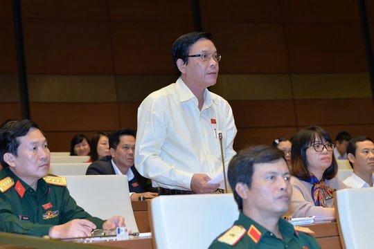  ĐBQH Nguyễn Hồng Vân (Phú Yên) có nhiều ý kiến đóng góp về hình thức xử lí kỉ luật đối với công chức sau khi nghỉ hưu.