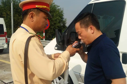 Nhiều lái xe bị uống rượu bia do tâm lý cả nể.