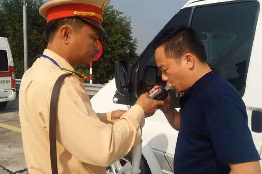 Nhiều lái xe bị uống rượu bia do tâm lý cả nể.