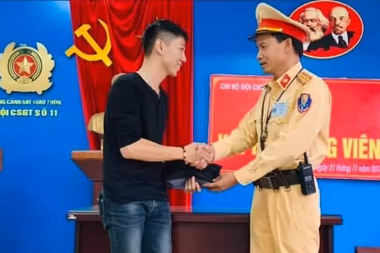 Tổ công tác của Đội CSGT số 11 trao trả tài sản đánh rơi cho anh Tài Đức Long