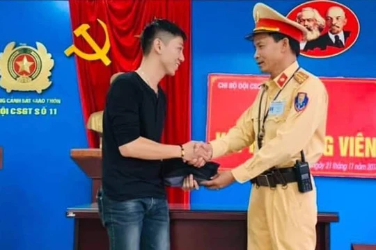 Tổ công tác của Đội CSGT số 11 trao trả tài sản đánh rơi cho anh Tài Đức Long