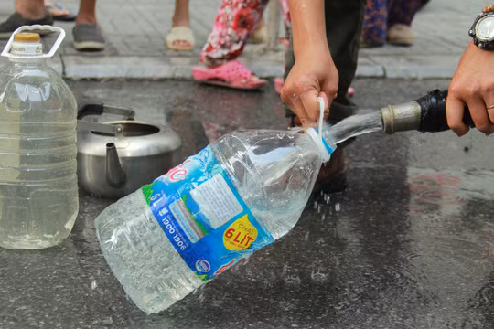 250.000 hộ gia đình tại Hà Nội lao đao vì thiếu nước sạch sinh hoạt trong 20 ngày qua.