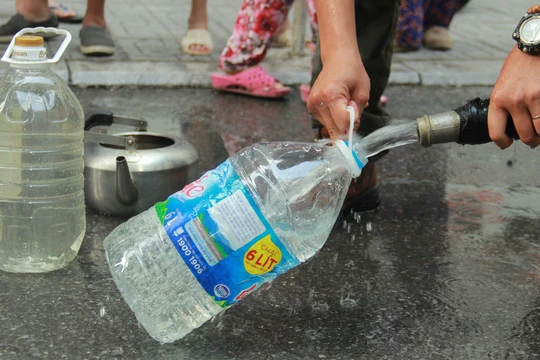 250.000 hộ gia đình tại Hà Nội lao đao vì thiếu nước sạch sinh hoạt trong 20 ngày qua.