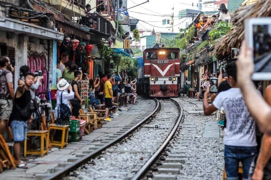 Bộ GTVT cho rằng việc giải tỏa các vi phạm trên phố "cà phê đường tàu" là để đảm bảo an toàn tính mạng cho người dân, du khách nước ngoài và gìn giữ, xây dựng nét văn minh, văn hóa trên địa bàn TP..