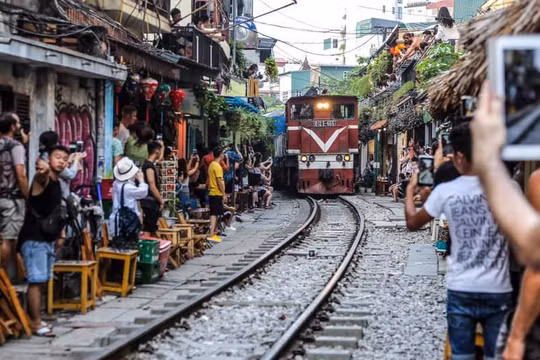 Bộ GTVT cho rằng việc giải tỏa các vi phạm trên phố "cà phê đường tàu" là để đảm bảo an toàn tính mạng cho người dân, du khách nước ngoài và gìn giữ, xây dựng nét văn minh, văn hóa trên địa bàn TP..