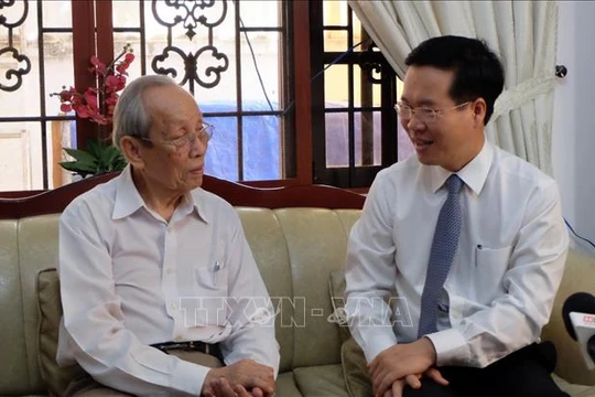 Trưởng Ban Tuyên giáo Trung ương Võ Văn Thưởng thăm hỏi Giáo sư, Tiến sĩ Trần Hồng Quân