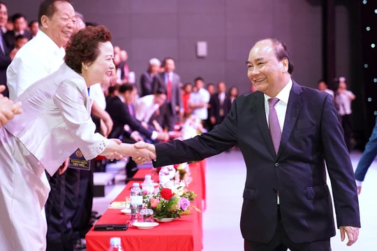 Thủ tướng cùng các đại biểu, cộng đồnh doanh nghiệp dự buổi lễ.