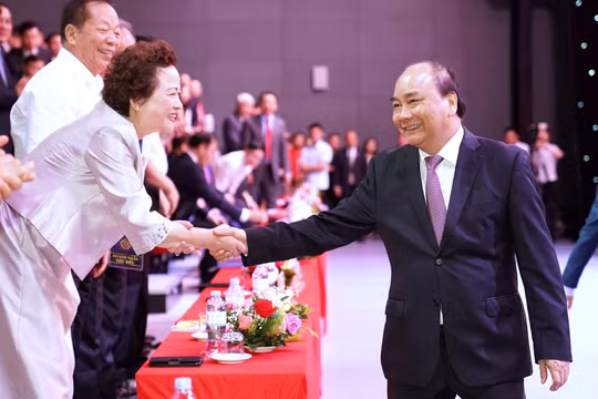 Thủ tướng cùng các đại biểu, cộng đồnh doanh nghiệp dự buổi lễ.