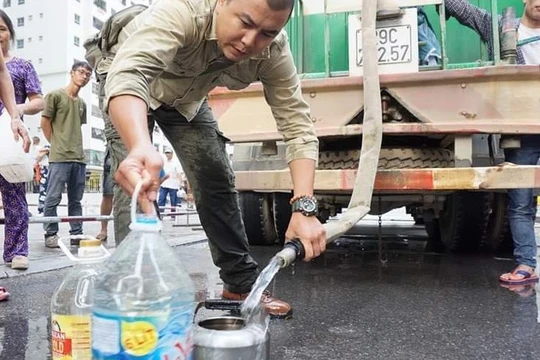 Xe stec cung cấp nước sạch sinh hoạt cho người dân khu vực Linh Đàm