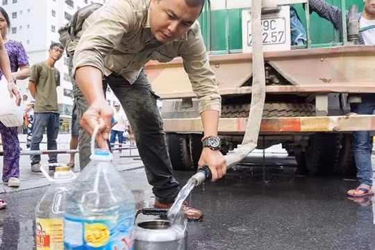 Xe stec cung cấp nước sạch sinh hoạt cho người dân khu vực Linh Đàm