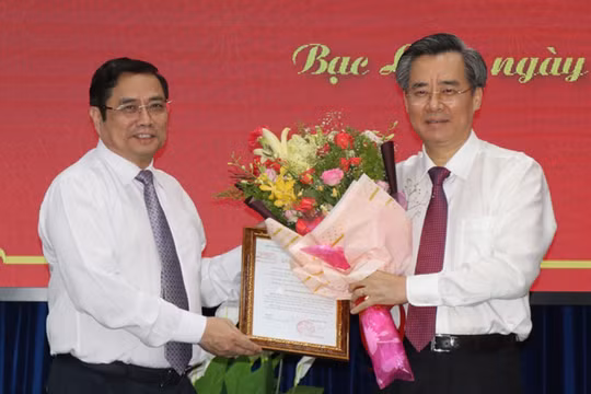 Ông Nguyễn Quang Dương (bên phải) nhận quyết định tại buổi lễ (Ảnh: VTV)