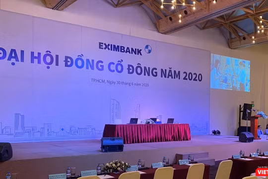 Cả 2 phiên họp ĐHĐCĐ mà Eximbank tổ chức hôm 30/6 đều dùng chung "backdrop"