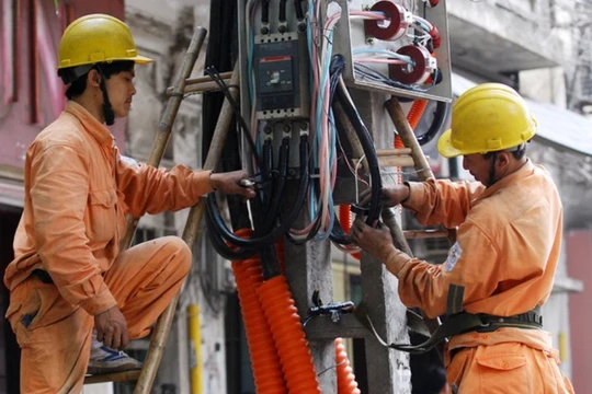 Theo chuyên gia, giá điện 1 bậc được đưa ra là quá lớn và thiếu cơ sở - Ảnh: Thanh Hải