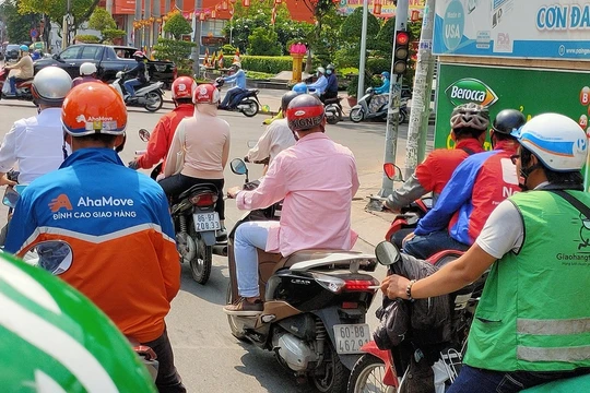 Tài xế giao hàng các hãng trên đường phố TP HCM. Ảnh: Viễn Thông