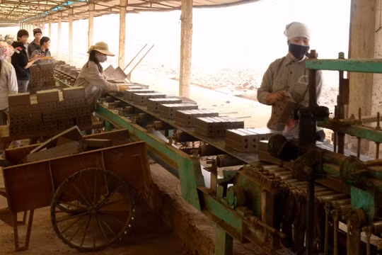 Nhà máy sản xuất gạch tuynel của CTCP Sản xuất XNK Phú Hưng tại Lào Cai (Ảnh: Báo Lào Cai)