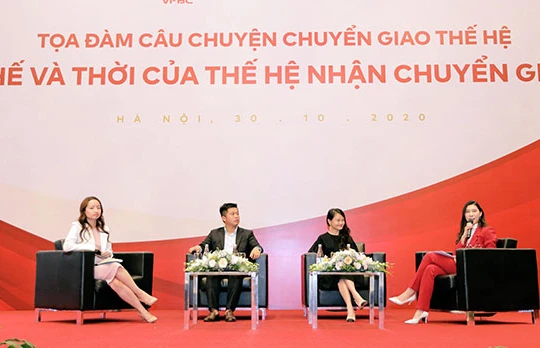 Một trong những dịp hiếm hoi các F2 có cơ hội gặp gỡ và trò chuyện với các F1 để chia sẻ về những vấn đề trong chuyển giao thế hệ. Ảnh: Thu Hà.