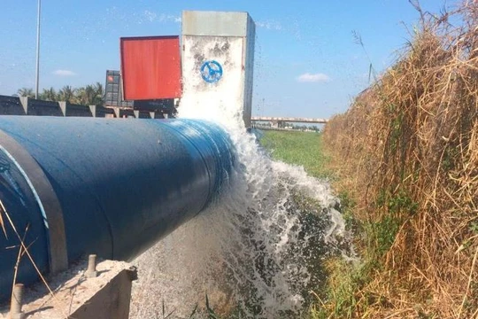 Nhà máy nước Nhị Thành đã xả được khoảng 800.000 m3 nước thô để ứng cứu các hoạt động sản xuất nông nghiệp (Ảnh: DNP)